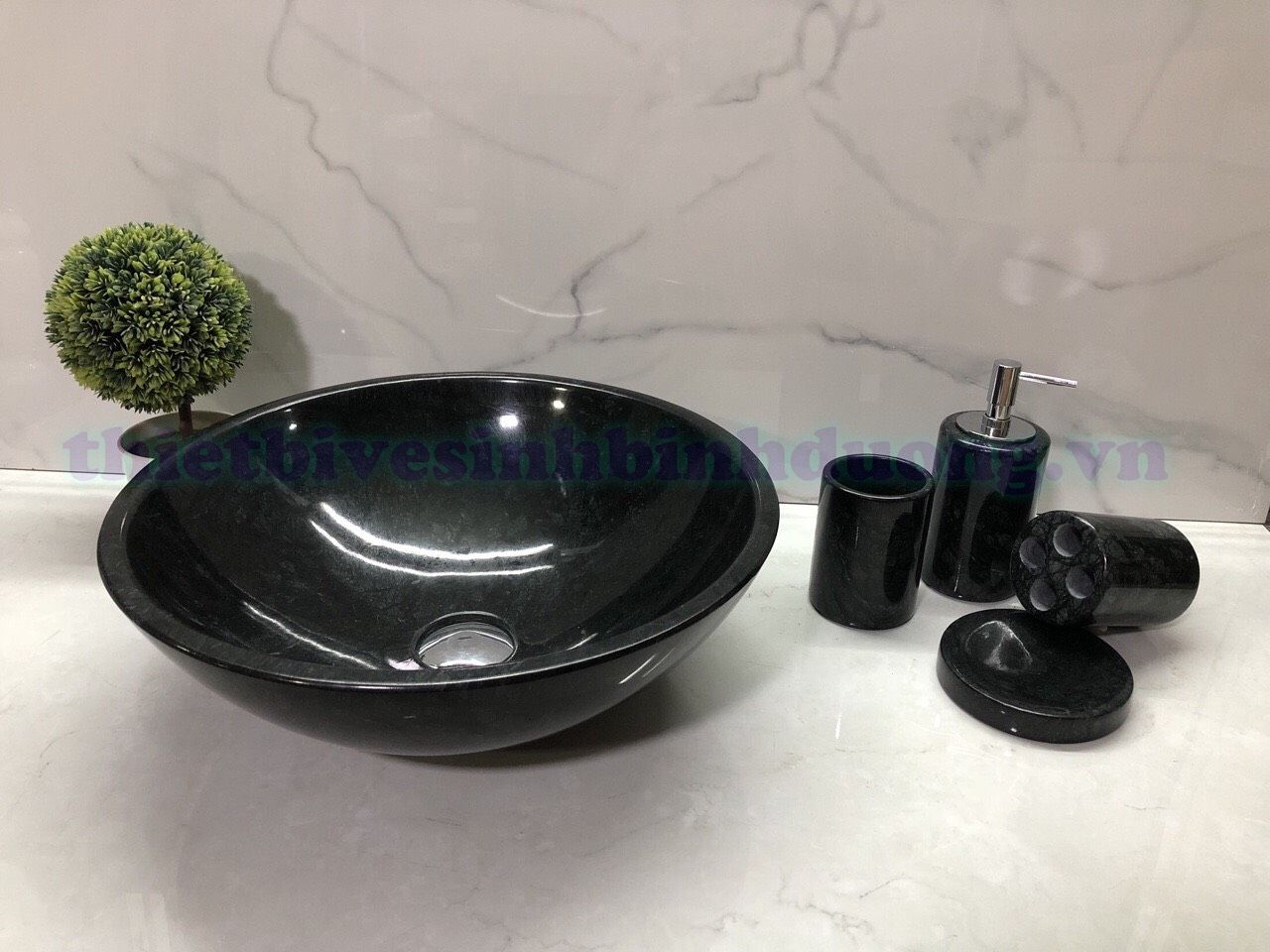 lavabo-da-tu-nhien-mau-den