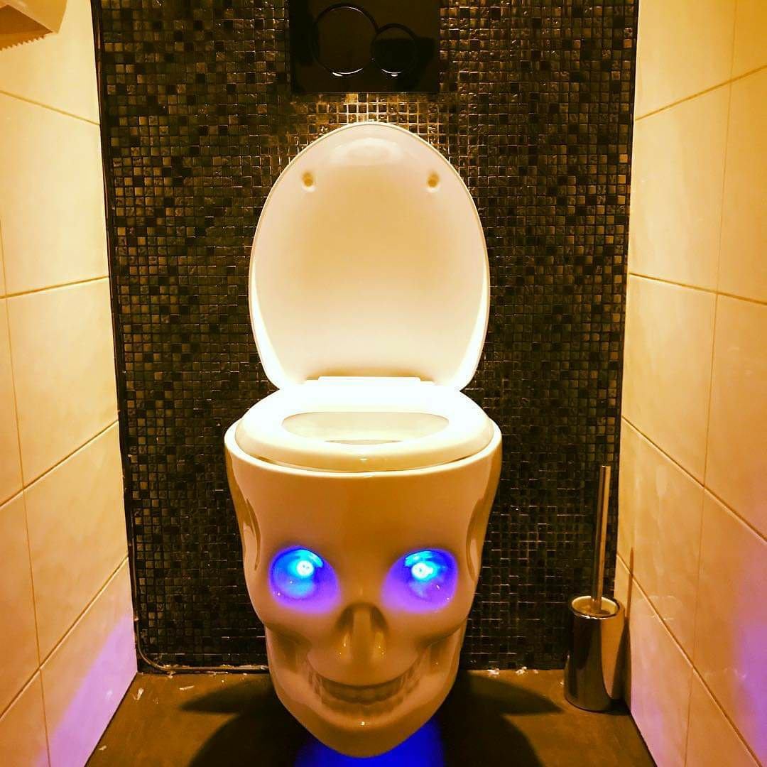 bo-suu-tap-nha-ve-sinh-halloween-halloween-skull-toilet-bon-cau-dau-lau