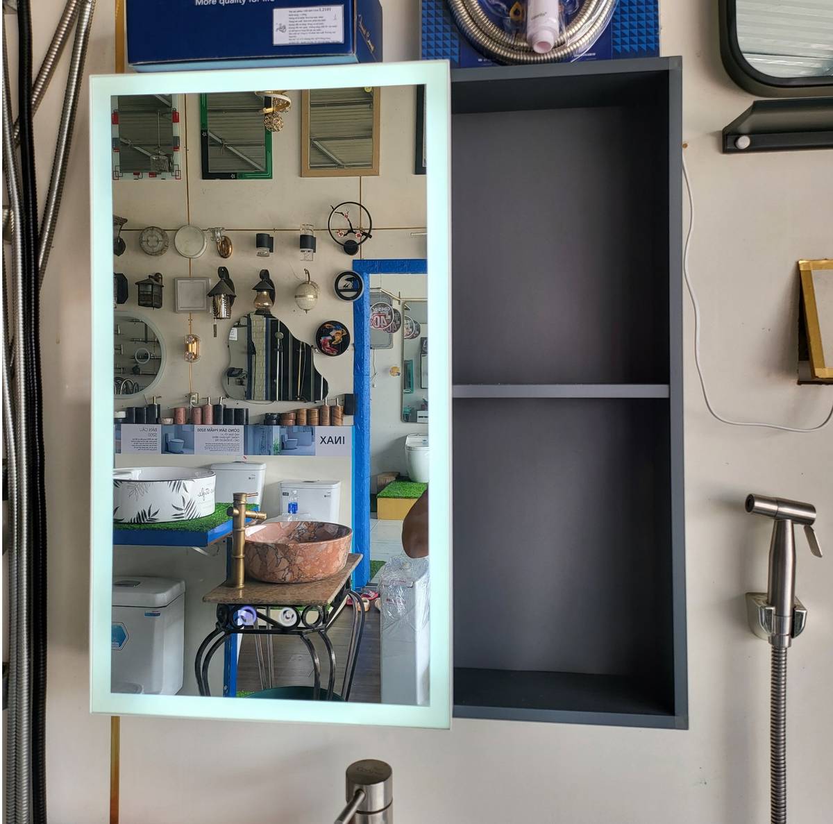 tu-guong-co-den-led-cam-ung-gia-re